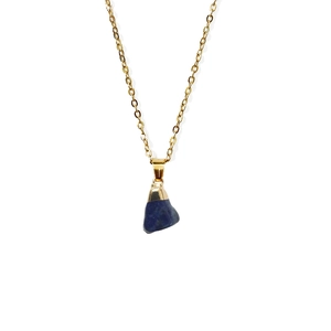 Detail van een natuurlijke lapis lazuli hanger met gouden rand aan een fijne schakelketting