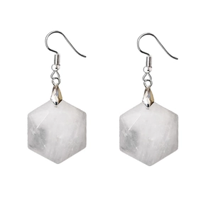 Détail de boucles d'oreilles en cristal blanc hexagonal avec crochets en métal argenté