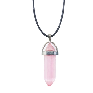 Detail van roze zeshoekige kristallen hanger met zilveren sluiting aan zwart koord