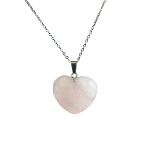 Halskette mit herzförmigem rosa Kristallanhänger und feiner silberfarbener Gliederkette