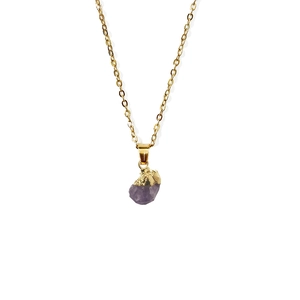 Detail van de paarse ruwe amethist hanger met gouden rand aan een roestvrijstalen ketting