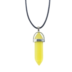 Detailweergave van een gele zeshoekige kristallen hanger met zwart waxkoord ketting