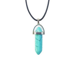 Detail van de zeshoekige kristallen hanger ketting met blauw turquoise en zwart koord