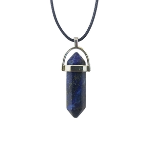 Detailopname van een zeshoekige lapis lazuli-hanger met zilveren sluiting en zwart koord