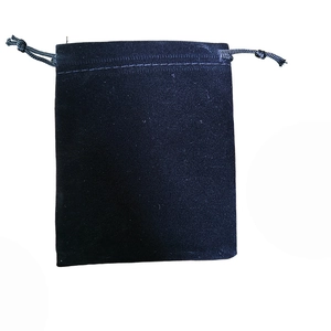 Detalle de bolsa de terciopelo negro para joyas con cordón de nylon y costura
