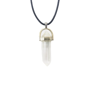 Minimalistische zeshoekige kristallen hanger ketting met witte steen en zwart koord