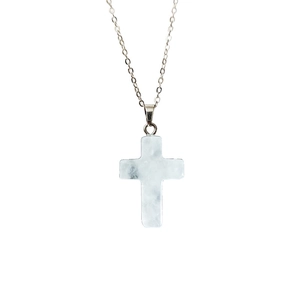 Détail du pendentif croix en pierre naturelle de marbre blanc avec fine chaîne argentée