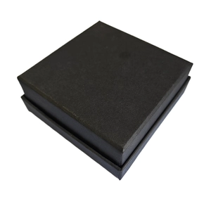 Boîte cadeau à bijoux carrée noire mate avec couvercle texturé sur fond blanc