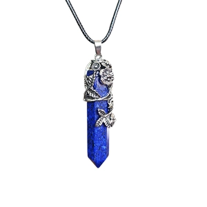 Vintage-Halskette mit hexagonalem blauem Stein und verzierten Silberblumen