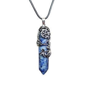 Halskette mit Lapis-Hexagonalanhänger und silberfarbener Metallblütenverzierung