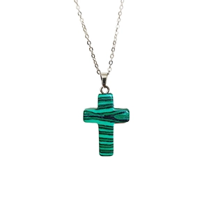 Collier pendentif croix en malachite naturelle fait main avec chaîne en métal argenté