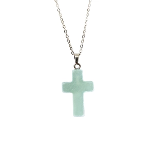Pendentif croix minimaliste en pierre naturelle vert clair avec fine chaîne argentée