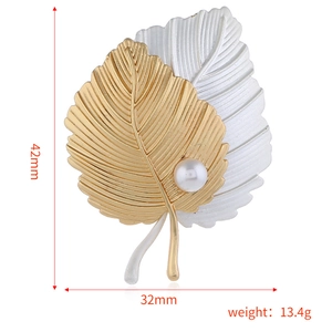 Broche élégante en forme de feuille dorée et argentée avec perle de 42mm sur 32mm
