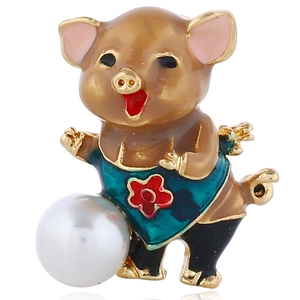 Broche cochon émaillé de style chinois avec motifs floraux et perle blanche