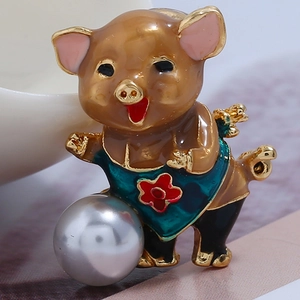 Détail de la broche cochon avec émail coloré et grande perle grise élégante
