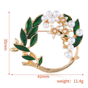 Blumenkranz-Brosche mit grünen Emaille-Blättern und weißen Perlen in Goldoptik