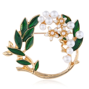 Eleganter Blumengranz-Tuchclip mit grünen Emailleblättern, Perlen und Goldfinish