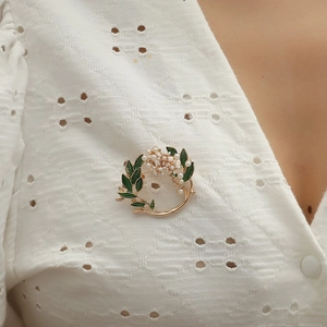 Vintage Blumenkranz Brosche Anstecknadel Mit Grüne Emaille Blatt Und Weiße Künstliche Perle Legierung Strass Broschen Für Damen Schmuck