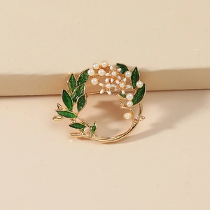 Eleganter Blumenkranz-Schalclip mit grünen Blättern und Perlen auf Goldbasis