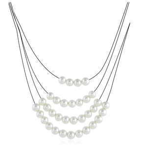 Détail du collier multicouche de perles rondes blanches sur quatre rangs de cordon noir