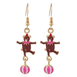 Detailansicht der Zirkusbär-Ohrringe mit braunem Emaille-Finish und rosa gestreiften Anhängern
