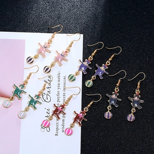 Retro Zirkusbär-Ohrringe-Set in fünf Farben mit Emaille-Finish und gestreiften Bällen