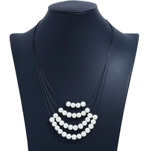 Collier ras du cou élégant à quatre rangs de perles blanches sur cordons noirs fins