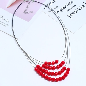 Collier ras du cou à quatre rangs de perles rouges et cordon noir avec chaîne en argent