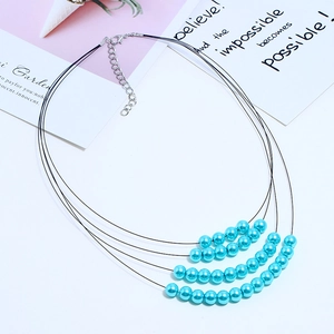 Détail d'un collier de perles multicouche avec perles bleu vif et fermoir argenté