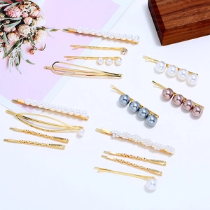 Détails de barrettes dorées élégantes avec un assortiment de perles roses et blanches