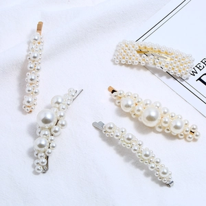 Détail d'un lot de cinq barrettes à cheveux en perles élégantes avec bases métalliques