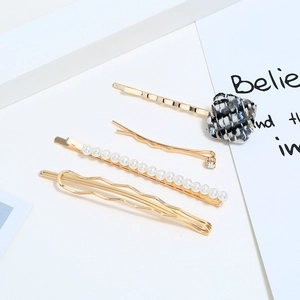 Détail d'un lot de 4 pinces à cheveux avec perles, tissu tweed et alliage doré élégant