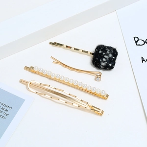 Détail d'un lot de quatre barrettes à cheveux avec texture marbre, perles et cristaux