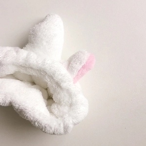 Gros plan sur la texture douce du bandeau avec de mignonnes oreilles de lapin roses et blanches