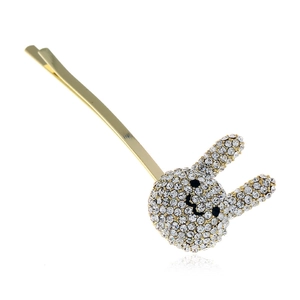 Makro-Detail einer goldenen Hasen-Haarklammer mit klaren Strasssteinen und Smile-Design