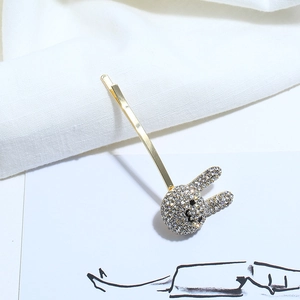Charmanter goldfarbener Hasen-Haarclip mit glitzernden Strasssteinen im Minimal-Stil