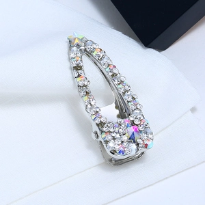 Détail d'une barrette BB goutte d'eau sertie de strass brillants et d'une étoile