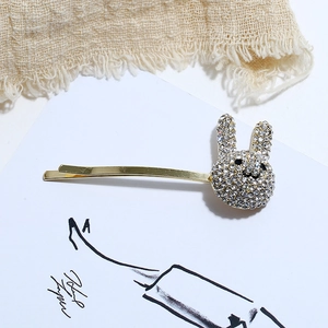 Detail der Strass-Hasen-Haarspange mit goldener Metallbasis und funkelnder Kristalleinlage