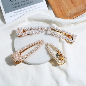 Élégant lot de 4 barrettes à perles avec design doré ajouré sur fond de marbre