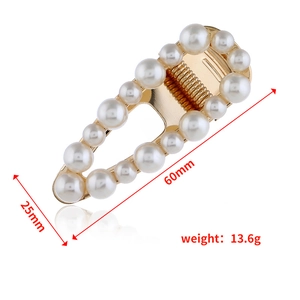 Détail d'une barrette en perles montrant les dimensions 60mm par 25mm sur base dorée