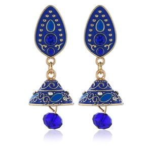 Detail van bohemien legering oorbellen met blauw emaille en druppelvormige kralen