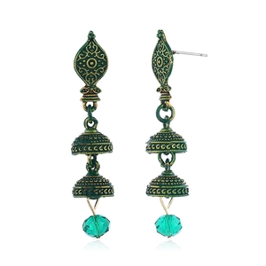 Détails de boucles d'oreilles indiennes Jhumka avec cloches et cristal vert facetté