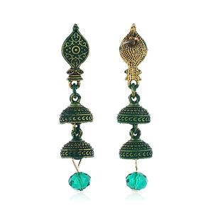 Détail de boucles d'oreilles Jhumka vintage style indien avec perles vert foncé et alliage