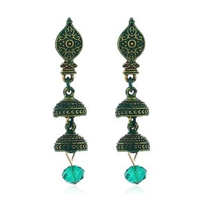 Détail de boucles d'oreilles Jhumka indiennes vintage avec perles de cristal vert et or