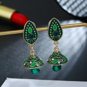 Macro detail van Jhumka oorbellen met groen emaille en druppelvormige kralen