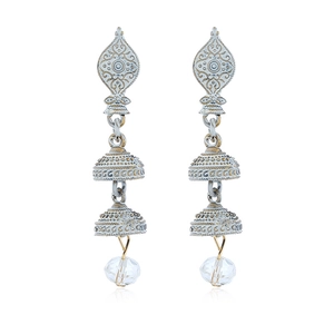 Dettaglio degli orecchini Jhumka boho con perline vintage e finiture color oro