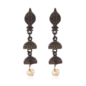 Vue détaillée de boucles d'oreilles Jhumka indiennes vintage avec perles en cristal
