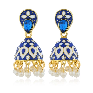Detail van Indiase Jhumka oorbellen met blauw emaille, druppelsteen en witte parels