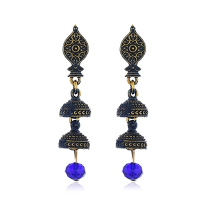 Orecchini Jhumka vintage in oro antico con perle di cristallo blu su sfondo bianco