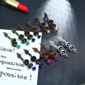 Détail de 6 paires de boucles d'oreilles bohèmes vintage avec perles de cristal